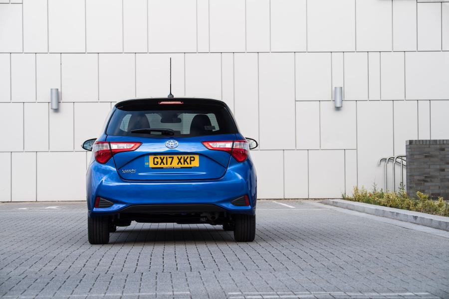  Toyota Yaris Bi-Tone 2017 года  (UK) (фото 17 из 40)